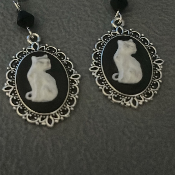 Cameo  style cat earrings - Picture 6 of 7